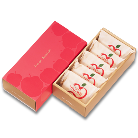 ギフトボックスに個包装されたりんご小径が、縦1列で5個並べられています。