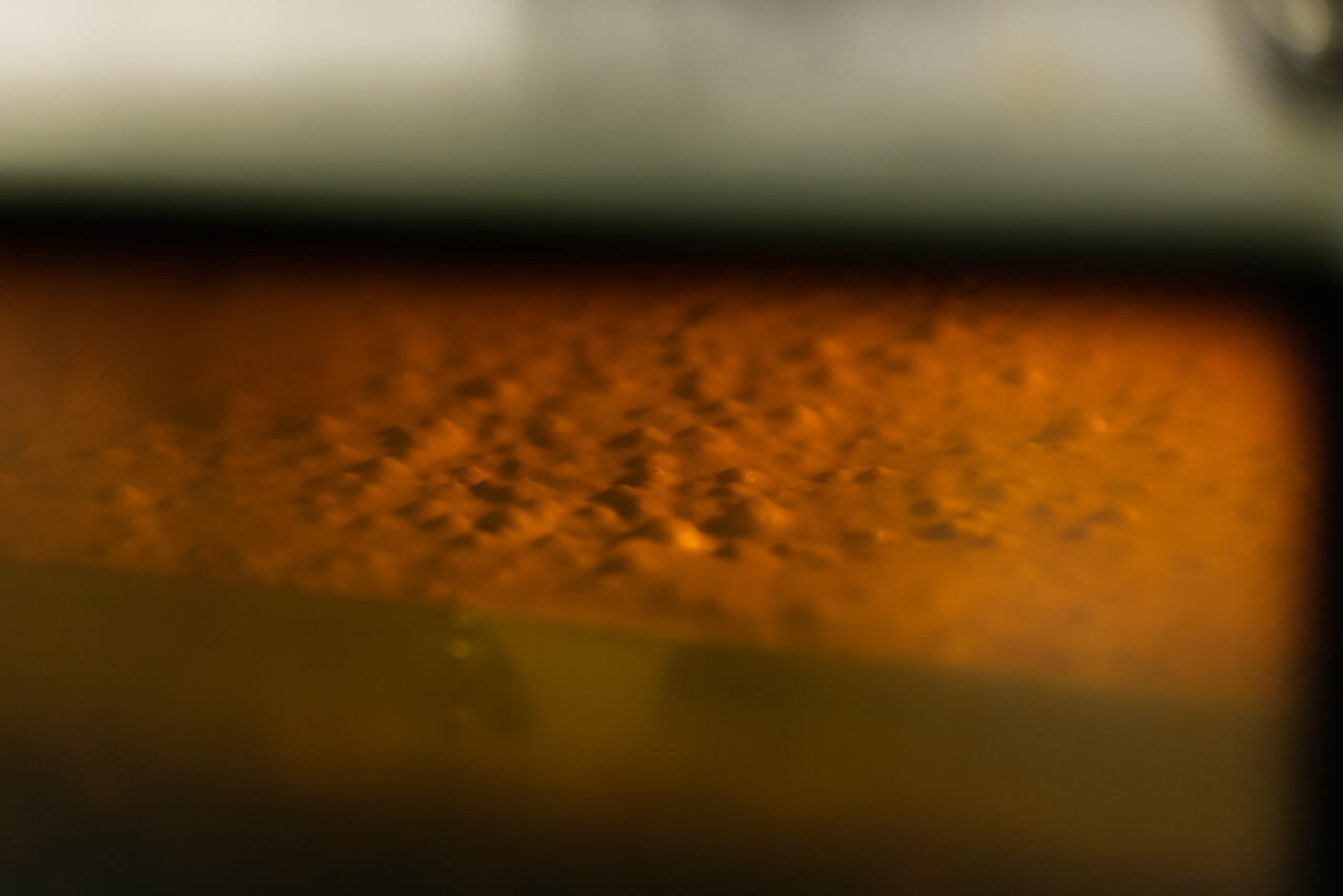 オーブンで一層ごと丁寧に焼き上げます。