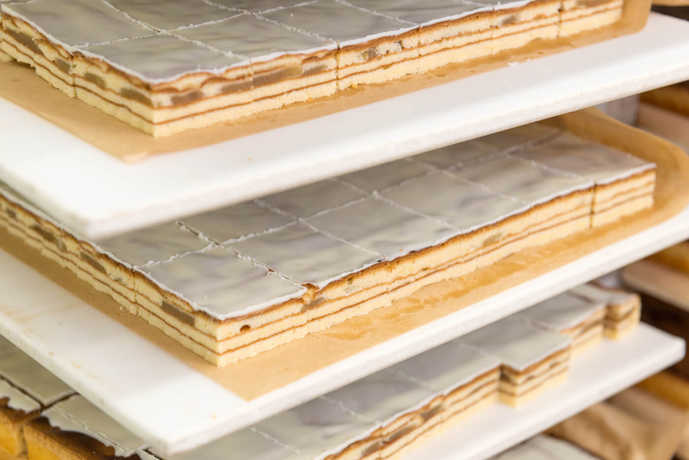 ホワイトチョコ風味に仕上げて丁寧にカットし、みなさんへお届けいたします。